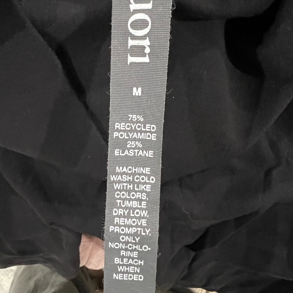 Vuori Women's VW4018 AllTheFeels Legging Black worn once - Picture 2 of 6